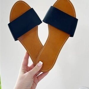 WILD DIVA LOUNGE LINE 🦋SIZE 6 🦋BLACK AND TAN CAPRI SANDALS SLIDES
